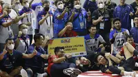 Para pemain dan tim ofisial Jakarta Pertamina Pertamax berfoto bersama usai menjadi juara putaran pertama PLN Mobile Proliga 2022 di Padepokan Voli Jenderal Polisi Kunarto, Sentul, Sabtu (29/1/2022). (Bola.com/M Iqbal Ichsan)