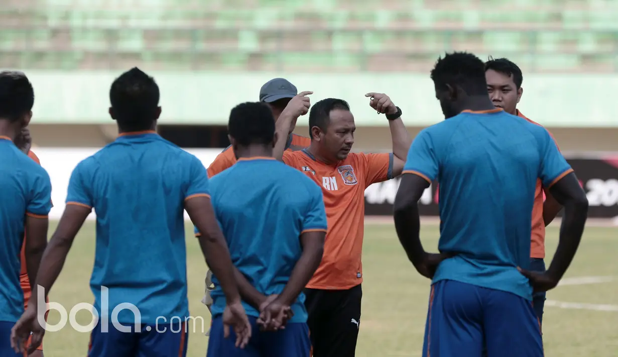Pelatih Borneo FC, Ricky Nelson memberikan instruksi kepada timnya sebelum pemanasan pada sesi uji coba lapangan pada laga delapan besar Piala Presiden 2017 di Stadion Manahan, Solo, Jumat (24/2/2017). (Bola.com/Nicklas Hanoatubun)