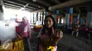 Seorang warga menunjukan jarinya usai menggunakan hak pilihnya dalam Pilkada DKI Jakarta dengan melakukan pencoblosan di TPS 21 di bawah kolong jembatan tol akses Bandara, Petak Asem, Jakarta, Rabu (15/2). (Liputan6.com/Faizal Fanani)