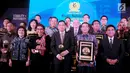 Direktur Utama BRI Suprajarto (kedua kanan), Menteri Kelautan dan Perikanan Susi Pudjiastuti (kedua kiri) dan Menteri ESDM Ignasius Jonan 
foto bersama usai menerima penghargaan pada Bisnis Indonesia Award 2019 di Jakarta, Jumat (12/7/2019). (Liputan6/com/HO/Rizki) 