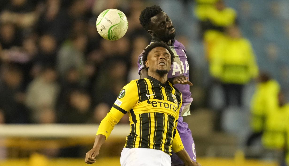 Bek Tottenham Hotspur, Davinson Sanchez berebut bola dengan penyerang Vitesse Arnhem, Lois Openda pada matchday ketiga Grup G Europa Conference League 2021/2022 di Stadion Gelredome, Kamis (21/10/2021) malam WIB. Tottenham menelan kekalahan 0-1 di markas Vitesse Arnhem. (AP Photo/Peter Dejong)