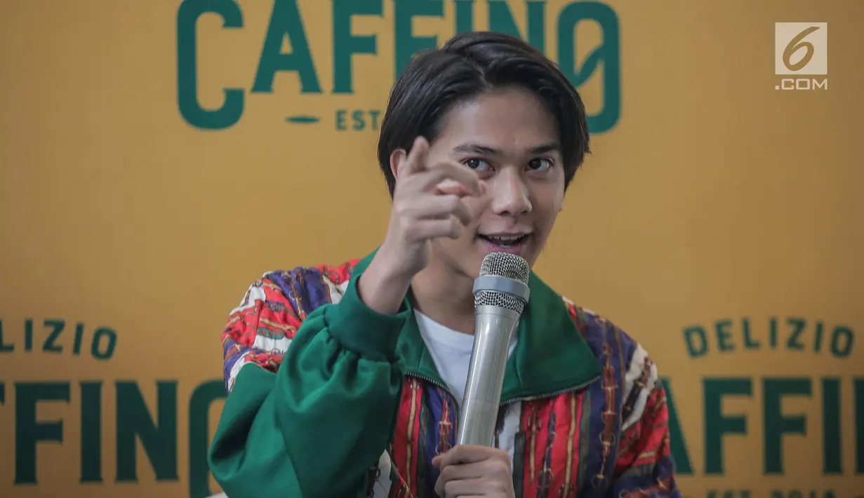 Aktor muda Iqbaal Ramadhan memberikan keterangan saat launching Kopi Caffino di kawasan Jakarta, Selasa ( 9/7/2019). Caffino menggandeng aktor sekaligus musisi muda, Iqbaal Ramadhan sebagai brandambassador. (Liputan6.com/Faizal Fanani)