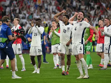 Para pemain Inggris merayakan kemenangan bersama para penggemar usai pertandingan babak 16 besar Euro 2024 melawan Slovakia di Arena AufSchalke, Gelsenkirchen pada 30 Juni 2024. (OZAN KOSE/AFP)