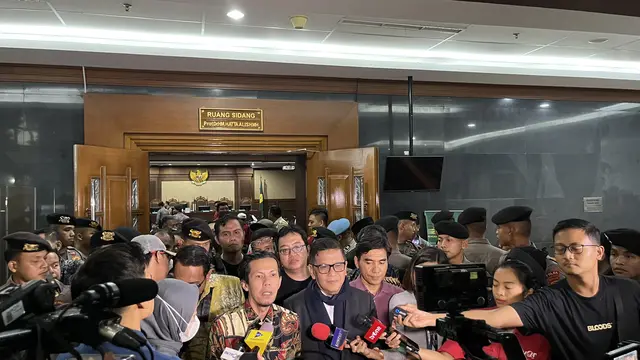 Hasto Kristiyanto Bersama Tim Kuasa Hukum Usai Sidang