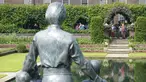 Anggota masyarakat melihat patung Dianam di Taman Sunken di Istana Kensington, London, Jumat (2/7/2021). Peresmian patung ini menandai ulang tahun ke-60 tahun Putri Diana.  (Jonathan Brady/Pool Photo via AP)
