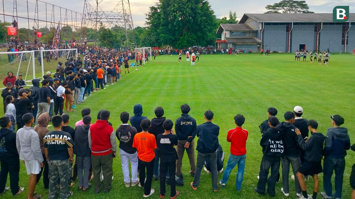 Foto: The Jakmania Geruduk Latihan Persija, Taklukkan Persib Harga Mati