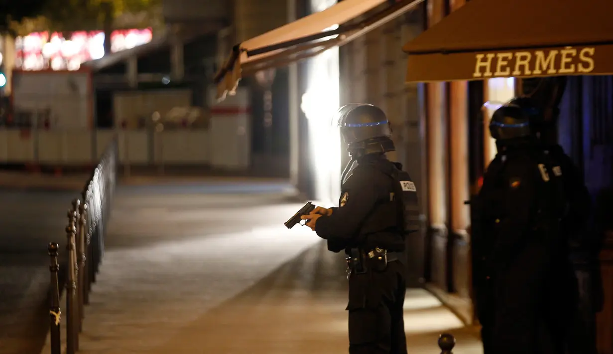 Polisi mengamankan lokasi penembakan terhadap aparat kepolisian Prancis di kawasan Champs Elysees, Paris, Kamis (20/4). Insiden itu terjadi hanya beberapa hari menjelang pemilihan presiden (pilpres) Prancis pada 23 April 2017. (AP Photo/Thibault Camus)