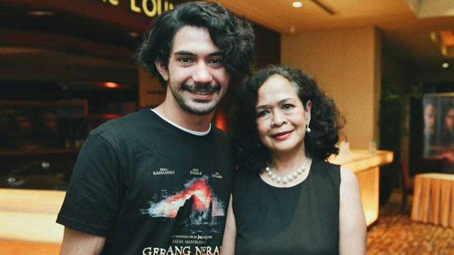 6 Potret Kebersamaan Seleb dengan Orang Tua yang Beda Keyakinan, Saling Menghormati