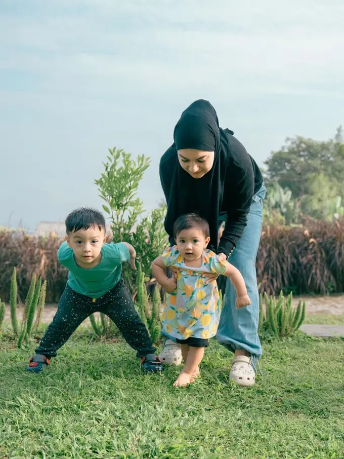 Irish Bella dan dua anaknya, Air Rumi Akbar dan Amala Putri Sabai Akbar (Instagram/@_irishbella_)