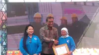 Gelar Srikandi di Bidang Maritim Paling Inspiratif Tahun 2019 dberikan kepada Kapten Entin Kartini (Liputan6.com/Maria Flora)