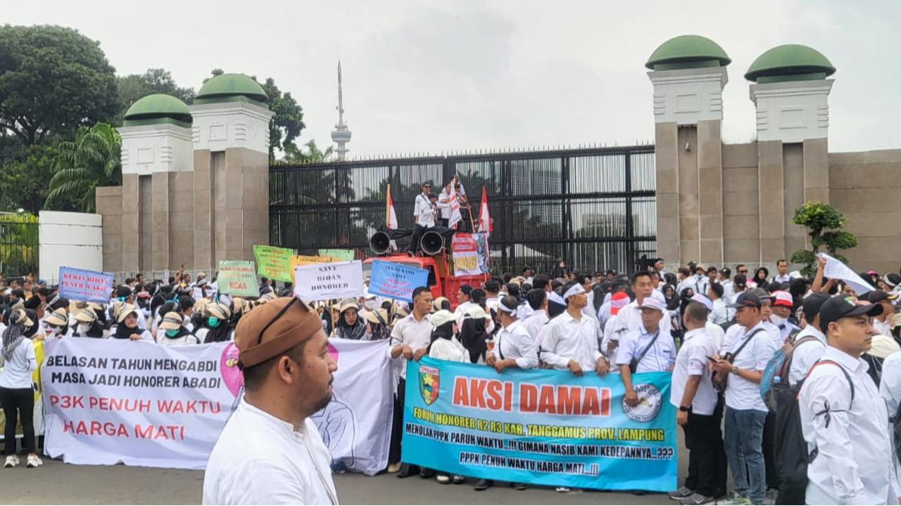 VIDEO: Sembari Bawa Bayi, Honorer Aceh 'Menjerit' di DPR Bongkar Kecurangan Negara