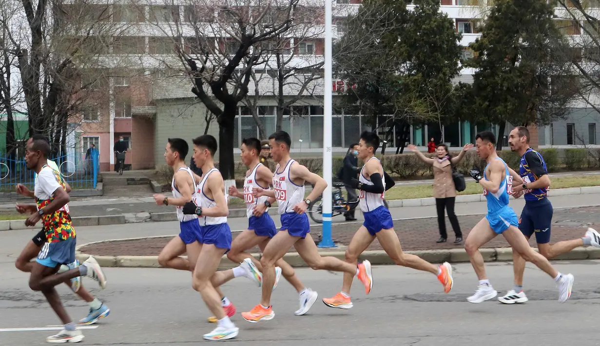 Sejumlah pelari berkompetisi dalam ajang Pyongyang International Marathon 2025 di Pyongyang, Korea Utara, Sabtu (06/04/2025). (AP Photo/Jon Chol Jin)