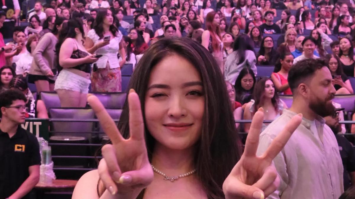 OOTD Natasha Wilona Tampil Kasual dengan Setelan Putih saat Konser Ariana Grande di Amerika