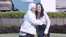 Manisnya penampilan Dewi Yull dan Merdi Octavia yang sekali lagi kompak pakai outfit senada, hitam-putih. [Foto: Instagram/merdioctav]