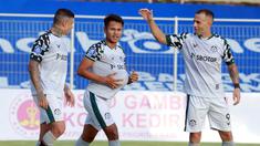 Sempat tertinggal, Persikabo 1973 berhasil comeback dan memukul balik Persik Kediri 2-1 dalam laga pekan ke-19 BRI Liga 1 2021/2022 di Stadion I Gusti Ngurah Rai Denpasar, Jumat (14/1/2022). Dimas Drajad menjadi penentu kemenangan dengan golnya di menit ke-83. (Bola.com/Nandang Permana)