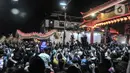 Warga menyaksikan pawai Liong dan Barongsai saat perayaan Cap Go Meh di Jalan Surya Kencana, Bogor, Jawa Barat, Minggu (5/2/2023). Perayaan Cap Go Meh di Bogor dimeriahkan oleh lebih dari 26 tim grup liong barongsai, 30 orang pengerek bendera, tiga tim drum band, 17 tandu dewa-dewi. (merdeka.com/Iqbal S Nugroho)