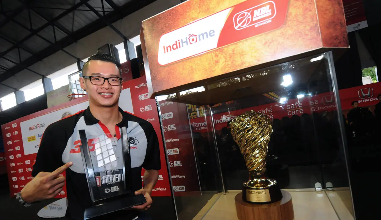 Pebasket M88 Aspac Jakarta, Kristian Liem menerima penghargaan sebagai Rookie of The Year NBL 2015 di Jakarta, Jumat (1/5/2015). (Liputan6.com/Helmi Fithriansyah)