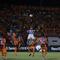 Winger Persib Bandung, Uilliam Barros memenangkan duel udara melawan para pemain Borneo FC Samarinda dalam laga tunda pekan ke-21 BRI Super League 2025/2026 di Stadion Segiri, Samarinda, Minggu (15/3/2026). (Bola.com/Erwin Snaz)