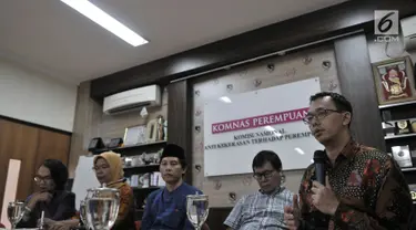 Komisioner Komnas HAM Beka Ulung Hapsara (kanan) memberi keterangan saat konferensi pers menyikapi kasus penyerangan dan pengusiran Ahmadiyah di Lombok Timur pada Sabtu lalu, di Kantor Komnas Perempuan, Jakarta, Senin (21/5). (Merdeka.com/Iqbal S Nugroho)