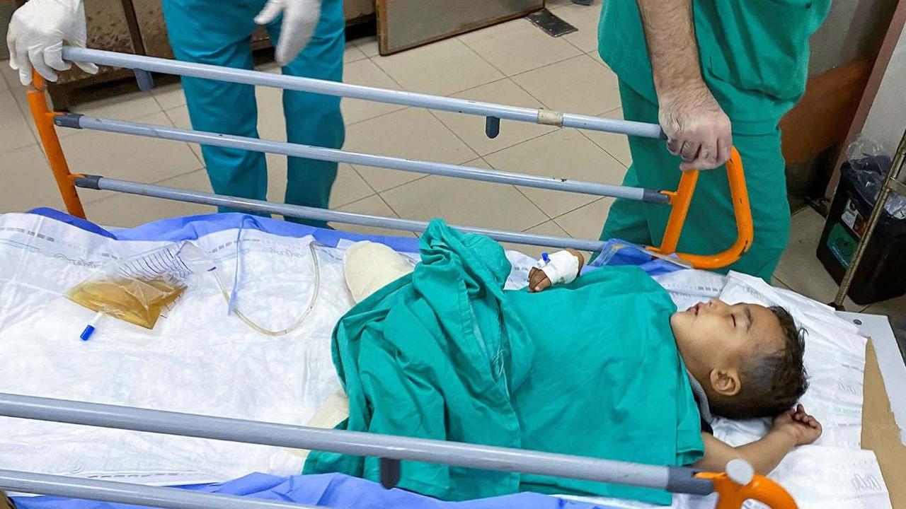 Serangan biadab Israel masih terus menghantam wilayah Jalur Gaza, Palestina, sampai hari ini. Serangan itu membuat ribuan orang di wilayah yang terkepung itu menderita, termasuk Ahmad Shabat yang masih berusia 4 tahun.