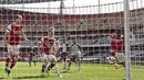 Striker Arsenal, Eddie Nketiah (kanan) mencetak gol penyeimbang 1-1 ke gawang Fulham di masa injury time dalam laga lanjutan Liga Inggris 2020/2021 pekan ke-32 di Emirates Stadium, Minggu (18/4/2021). Arsenal bermain imbang 1-1 dengan Fulham. (AFP/Walton/Pool)