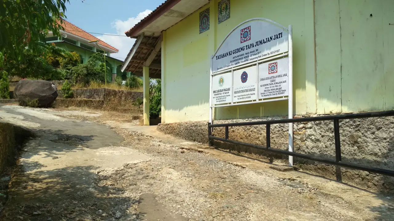 Semangat Belajar Anak Yatim dan Tidak Mampu di SMK Caruban Nagari Cirebon