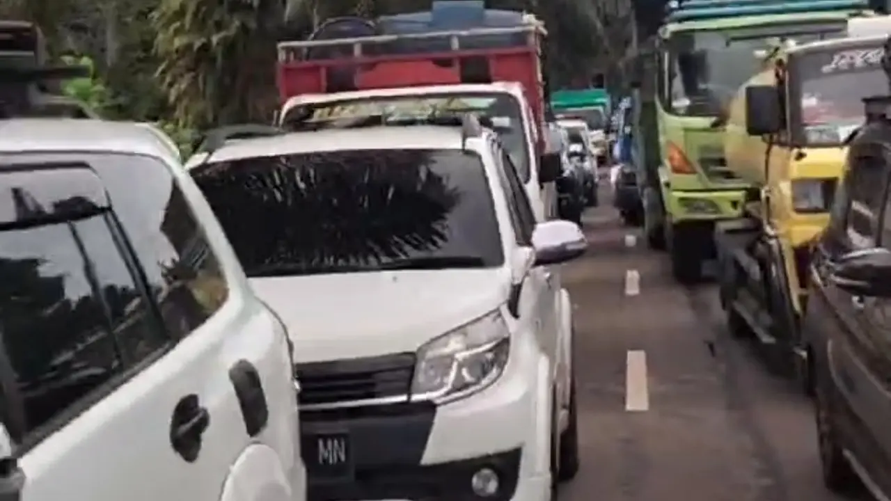 Puncak Arus Mudik Jalinsum Sumsel Macet Parah, Banyak Kendaraan Melanggar Lalu Lintas