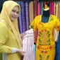 Ernawati, sukses mengembangkan usaha kain dan perlengkapan jahit bernama Cahaya Sablon di Palangka Raya, Kalimantan Tengah.
