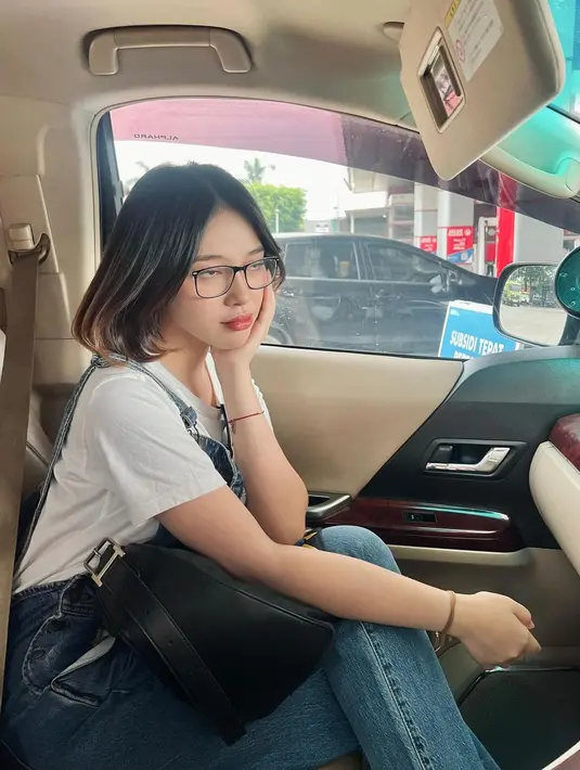 Kenakan baju overall jeans dan tenteng totebag warna hitam, penampilan Anneth Delliecia simpel namun stylish. Jebolan Indonesian Idol Junior musim ketiga tahun 2018 ini juga memakai gelang tali di tangan kiri dan kanan. Meski ini foto random karena Anneth terlihat belum siap untuk di foto, namun Anneth Delliecia tetap unggah foto tersebut di laman Instagramnya. (Liputan6.com/IG/@anneth.dlc)