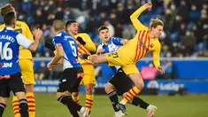 Gelandang Barcelona Frenkie De Jong (kanan) melonpat untuk mendapatkan bola saat melawan Deportivo Alaves dalam duel pekan ke-22 La Liga 2021/22, di Estadio Mendizorroza, Senin (24/1/2022) dini hari WIB. Gol telat Frenkie De Jong memenangkan Barcelona 1-0. (Ander GILLENEA / AFP)