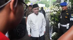 Ketua MPR RI Zulkifli Hasanmenghadiri persemayaman Ani Yudhoyono di Puri Cikeas, Bogor, Jawa Barat, Minggu (2/6/2019). Sejumlah tokoh terus berdatangan jelang pemakaman istri presiden ke-6 RI Susilo Bambang Yudhoyono (SBY) tersebut. (Liputan6.com/Immanuel Antonius)