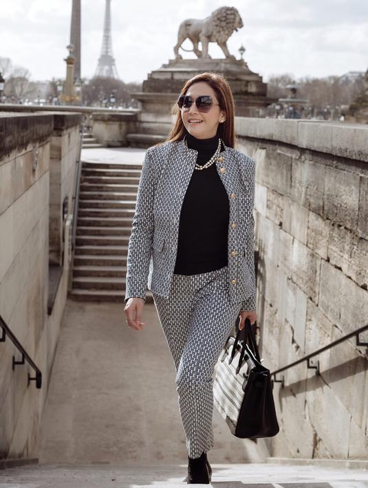 Meski tak lagi muda, Maia Estianty dikenal dengan gaya modisnya dalam berbusana. Seperti gayanya saat berlibur di Perancis tahun lalu, Maia memilih setelan Tory Burch. Selain itu, Maia juga mengenakan aksesori tambahan seperti tas tangan, kalung, serta kacamata. (Liputan6.com/IG/@maiaestiantyreal)