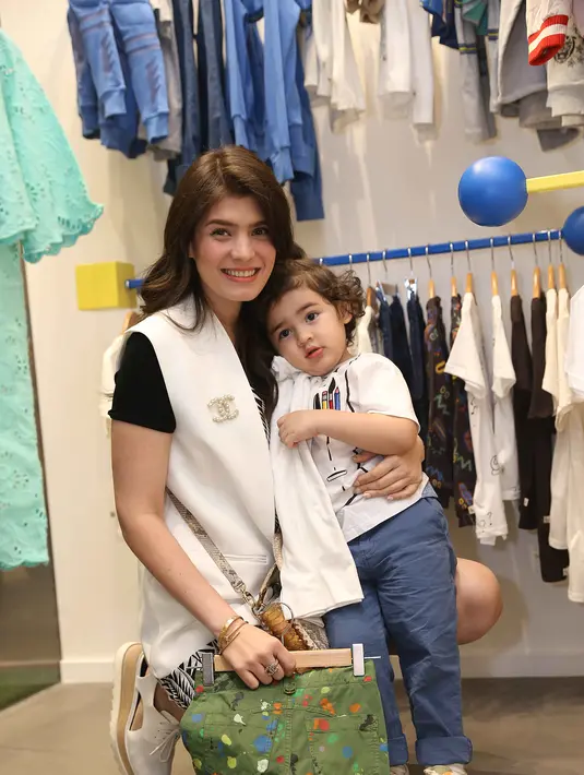 Quenzi anak pertama bintang film 'Ayat-Ayat Cinta' itu menjadi risih saat bertemu kamera. Banyaknya yang mengajak berfoto saat Quenzi sedang asik bermain, membuatnya marah. (Nurwahyunan/Bintang.com)