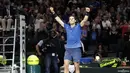 Petenis Spanyol, Rafael Nadal berselebrasi seusai mengalahkan petenis Korea Selatan, Hyeon Chung pada babak kedua Paris Masters di Paris, Rabu (1/11). Nadal sukses mengunci peringkat satu dunia pada akhir tahun 2017. (CHRISTOPHE ARCHAMBAULT / AFP)