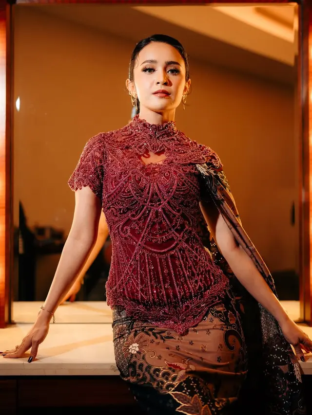 Michelle Ziudith tampil modern dengan kebaya. [@michelleziu]