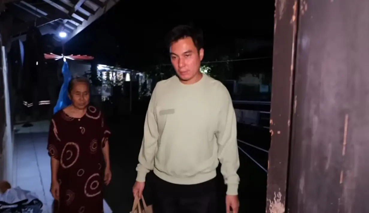 Baim saat sedang di kampung mendiang mamanya, Purwakarta, Jawa Barat. Sambil membawa tentangan makanan siap saji,  Baim ngajak makan sahur bareng. "Nek sehat nek," tanya Baim. "Alhamdulillah sehat," jawab nenek tersebut. [Youtube/Baim Paula]