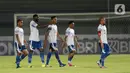 Para pemain Persib Bandung tampak kecewa usai ditahan imbang Bali United pada laga BRI Liga 1 di Stadion Indomilk Arena, Tangerang, Sabtu (18/9/2021). Persib Bandung ditahan imbang 10 pemain Bali United dengan skor 2-2. (Bola.com/M. Iqbal Ichsan)