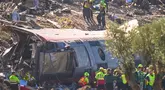 Petugas layanan darurat memberikan pertolongan kepada para korban di lokasi tabrakan dua kereta di Urda, Spanyol, Rabu (28/10/2026). (AP Photo/Manu Fernandez)