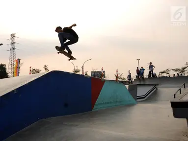 Seorang anak bermain skateboard di RTH RPTRA Kalijodo, Jakarta, Kamis (31/8). Bappeda menghapus anggaran pengadaan lahan RPTRA dalam KUPA-PPAS APBD 2017. (Liputan6.com/Helmi Fithriansyah)