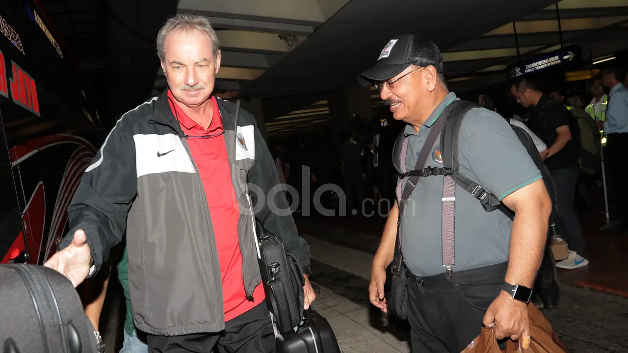 Wajah Ceria Timnas Indonesia saat Tiba di Tanah Air