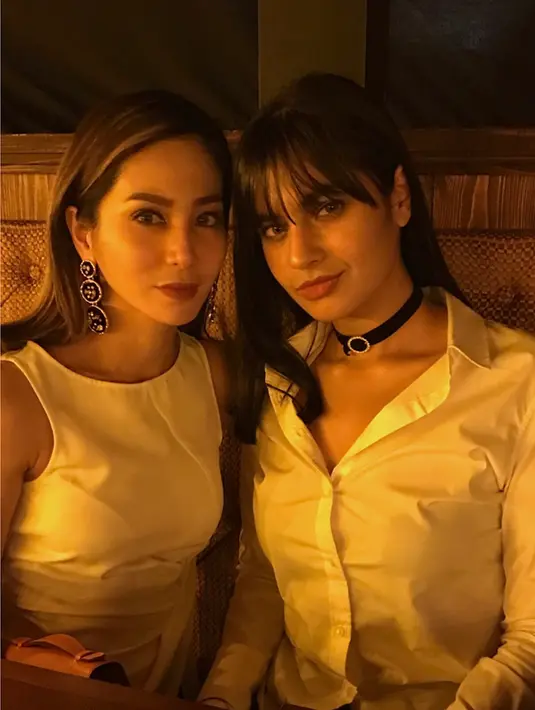 Kompaknya Bunga Zainal dan Kareena Kaur kenakan atasan berwarna putih saat acara #FridayNight makan malam bersama. Dalam makan malam ini pun ada suami Bunga Zainal, Sukhdev Singh dan banyak netizen yang memuji kecantikan Bunga maupun Kareena. (Liputan6.com/IG/@bungazainal05)