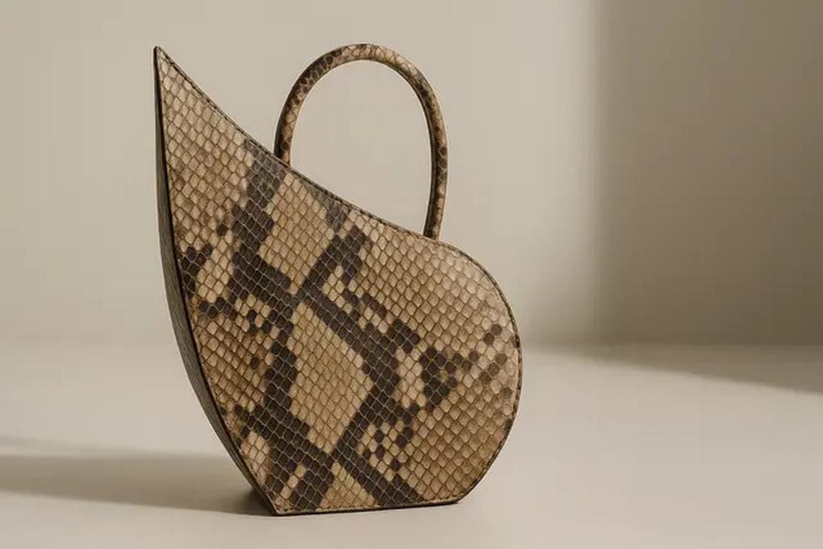 8 Model Tas Sisik Ular yang Elegan, Pilihan Stylish untuk Tampil Lebih Mewah