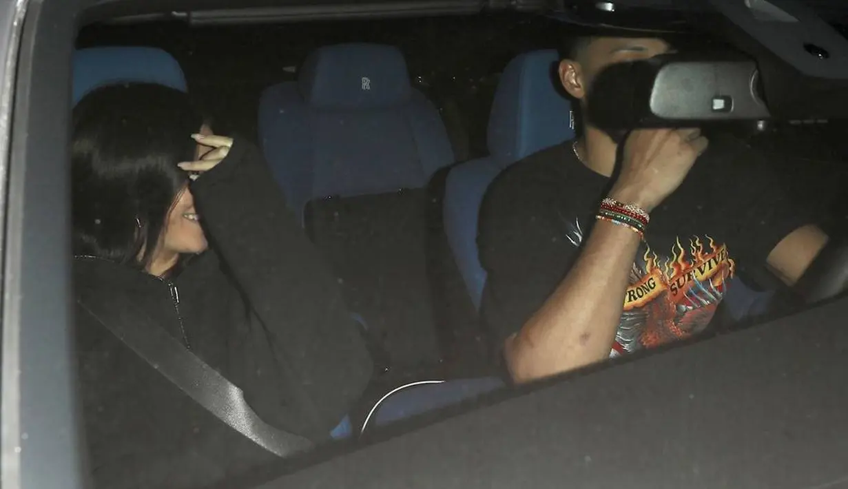 Ben Simmons semakin dekat dengan Kendall Jenner. Dirinya bahkan ikut merayakan hari kemerdekaan Amerika di pesta keluarga Kardashian. (E! News)