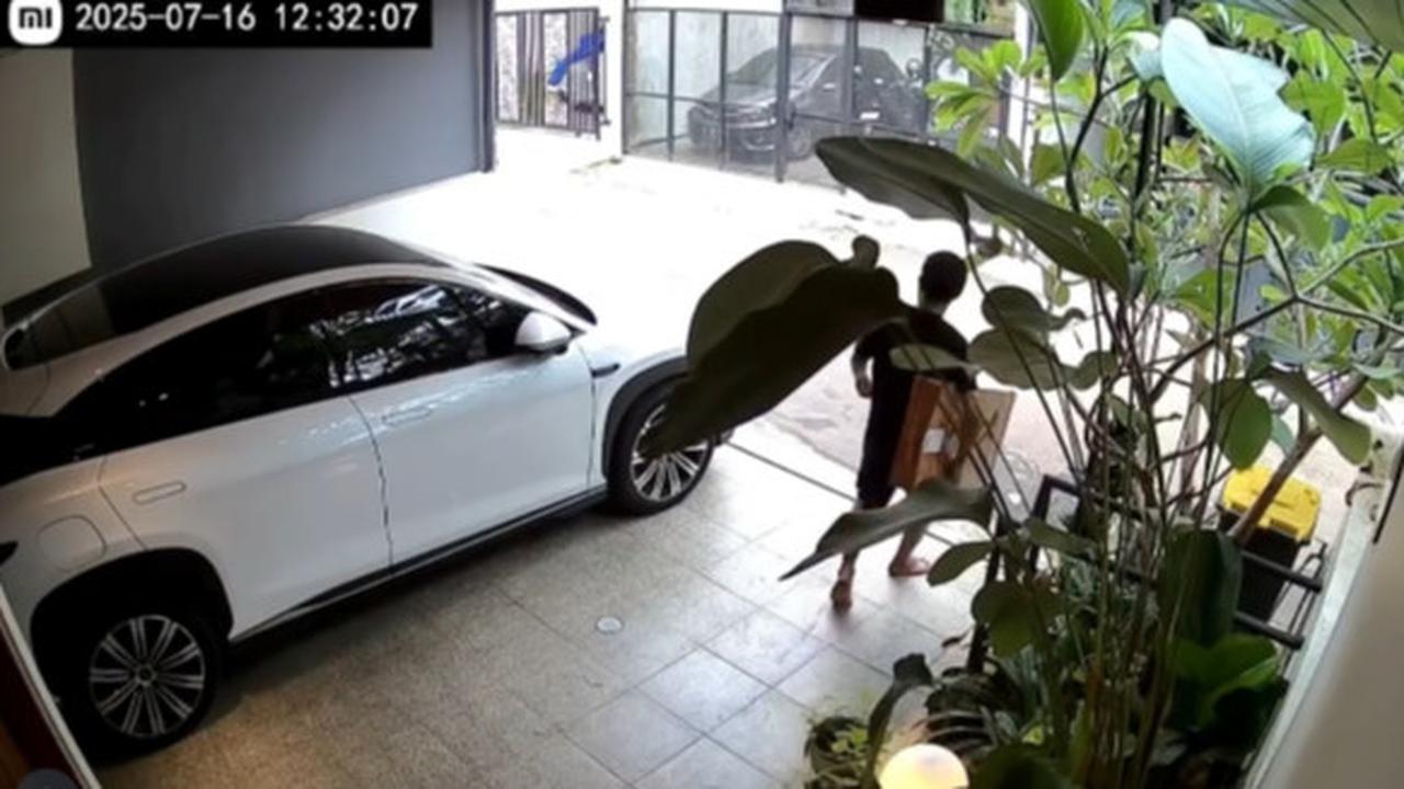 Detik-detik Rumah Rafael Tan Disatroni Maling Siang Bolong, Paket di Depan Pintu Raib - Tingkah Pelaku Disorot