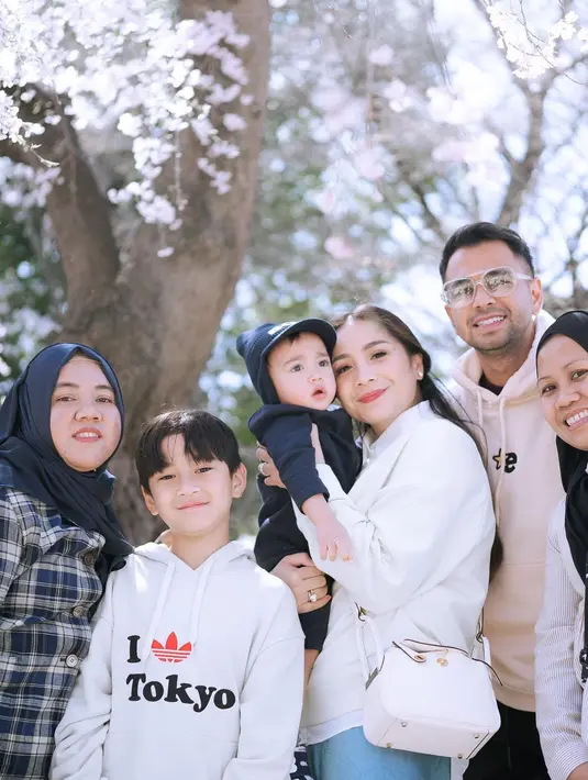 Tidak hanya berempat, Raffi dan Nagita juga tampak selalu mengajak suster dari anak-anaknya. Mbak Lala dan Mbak Rini juga tampak berpose bersama. Mbak Lala memilih mengenakan atasan kemeja kotak-kotak yang sesuai dengan hijabnya yang berwarna biru navy, sedangkan Mbak Rini memilih atasan berwarna putih dipadu dengan hijab hitam polos. Foto: Instagram.