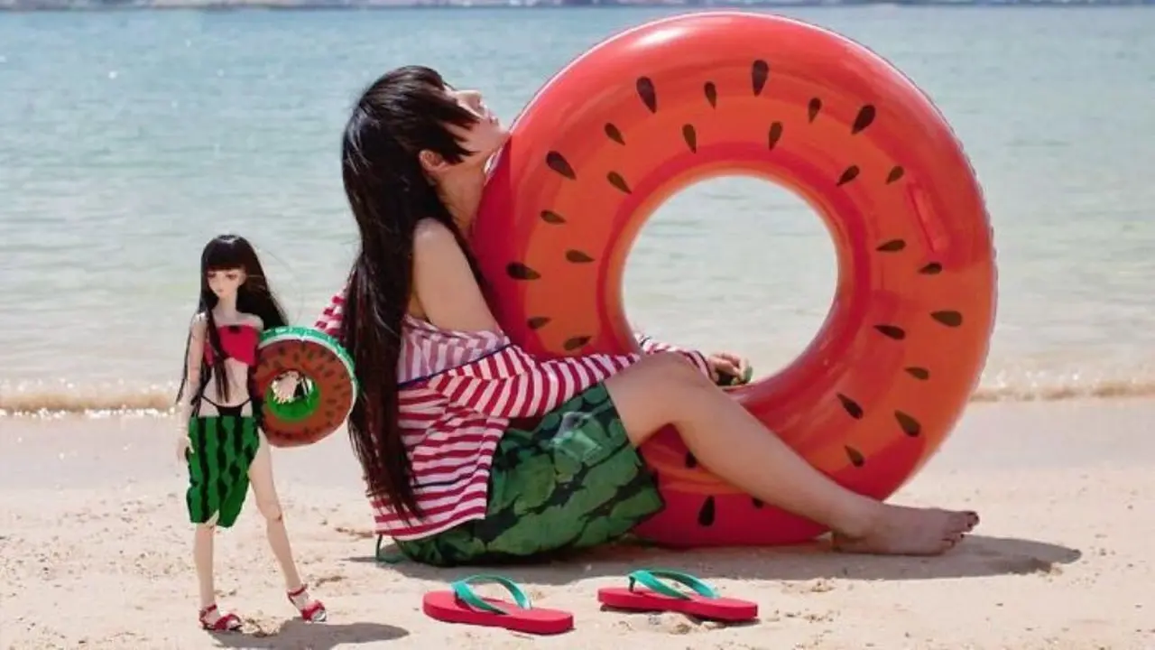 [Bintang] Gadis Jepang Ini Foto Bareng Boneka yang Mirip Sekali Dengannya, Hasilnya Bikin Banyak Orang Terpesona