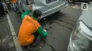 Petugas mengecek emisi gas buang kendaraan bermotor di Jakarta, Rabu (6/1/2021). Pengecekan yang diselenggarakan Dinas Perhubungan dan Kepolisian tersebut bertujuan untuk mengurangi polusi udara dari emisi gas buang kotor. (Liputan6.com/Faizal Fanani)