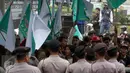 Sejumlah personel kepolisian tampak menjaga aksi unjuk rasa massa dari Front Pemuda Anti Korupsi di depan Gedung KPK, Jakarta, Selasa (7/7/2015). Dalam aksinya mereka menuntut KPK mengusut korupsi yang terjadi di Kota Bekasi. (Liputan6.com/Hel