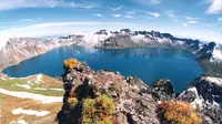 Gunung Paektu terletak di perbatasan Korut dengan Tiongkok (Wikipedia)