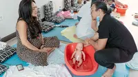 Dea Ananda dan Ariel Nidji Ikut Kelas Merawat Bayi Sebelum Melahirkan, Mulai dari Belajar Menyusui Hingga Memandikan . (instagram.com/jamilatus.sadiyah)